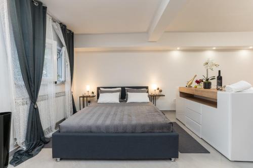 ein Schlafzimmer mit einem großen Bett in einem Zimmer in der Unterkunft Studio Apartman Mirakul in Zadar