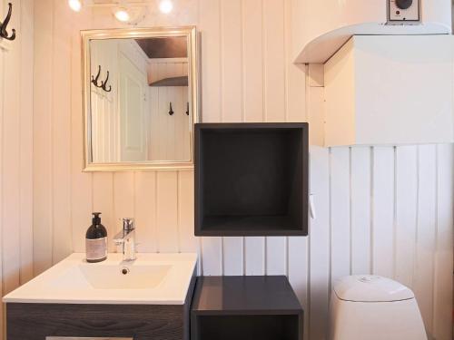 Imagen de la galería de Holiday home Væggerløse CCXIII, en Bøtø By