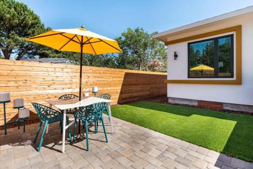 Κήπος έξω από το Sunny Guesthouse near Stanford w/Private Patio