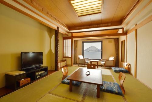 Una televisión o centro de entretenimiento en Toya Sun Palace Resort & Spa