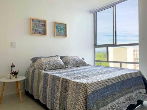 1 dormitorio con cama y ventana en Espectacular apartamento completo en Pereira, en Pereira