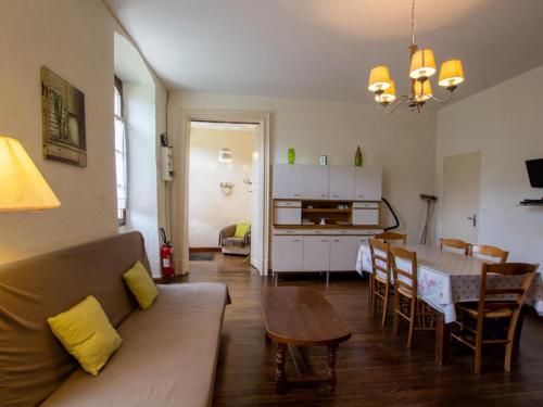 un salon avec un canapé et une table dans l'établissement Maison de village avec jardin, près de Villefranche du Périgord, idéale familles, animaux acceptés - FR-1-616-162, à Loubejac