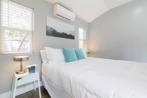 Ένα ή περισσότερα κρεβάτια σε δωμάτιο στο Modern Guesthouse w Private Patio and Hot Tub