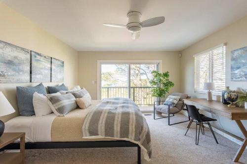 Χώρος καθιστικού στο Ocean View Retreat Mins to Beaches & Trails