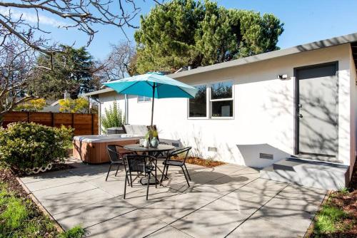 Κήπος έξω από το Sunny House with Hot tub near Stanford