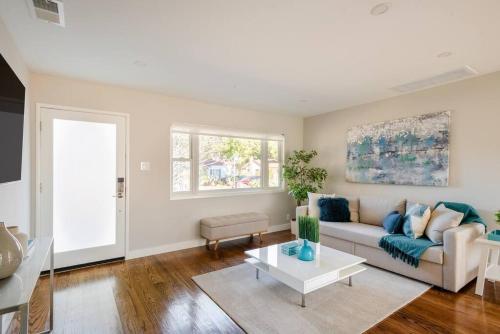 Χώρος καθιστικού στο Sunny House with Hot tub near Stanford