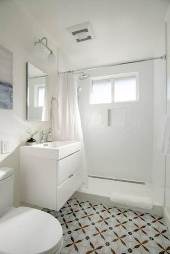 Ένα μπάνιο στο Sunny House with Hot tub near Stanford