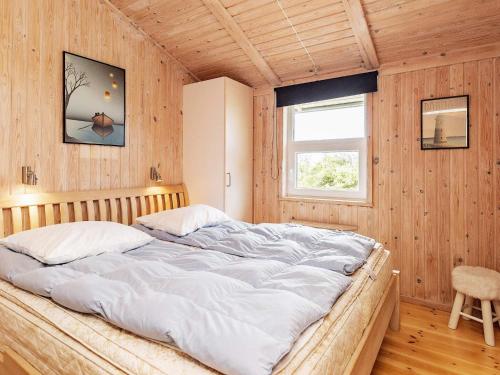 Un pat sau paturi într-o cameră la Holiday home Hjørring XLII