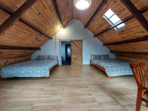 - 2 lits dans une chambre dotée de plafonds en bois dans l'établissement Shabbat Home Măng Đen, à Kon Von Kla