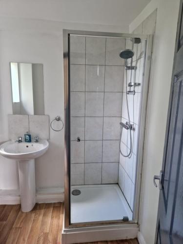 uma casa de banho com um chuveiro e um lavatório. em Maidstone Heights III - 1 bedroom in Maidstone! em Maidstone