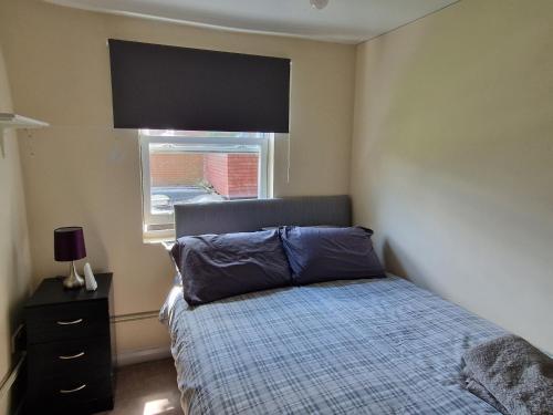 1 dormitorio con cama y ventana en Maidstone Heights III - 1 bedroom in Maidstone!, en Maidstone