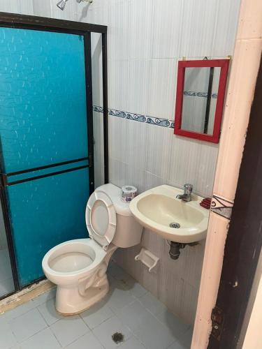 uma casa de banho com um WC e um lavatório em Sophia House em Cartagena das Índias
