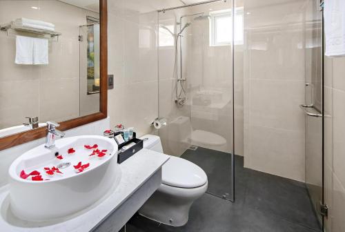Bilik mandi di Merry Hotel