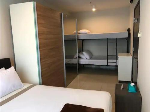 1 dormitorio con 1 cama y 1 litera en Central Park Residence, en Yakarta