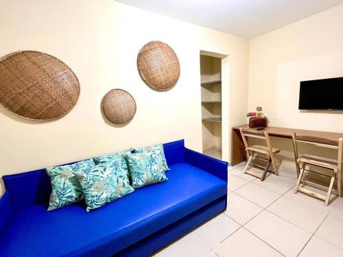 - un salon avec un canapé bleu et une table dans l'établissement Arena Carneiros Hotel by AFT, à Tamandaré