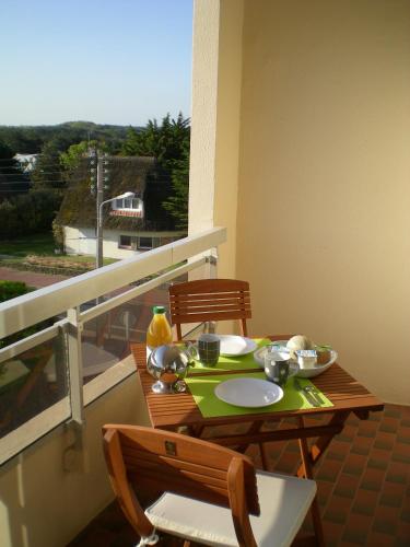 un balcon avec une table et des chaises sur un balcon dans l'établissement La Croix du Sud, à Le Touquet-Paris-Plage