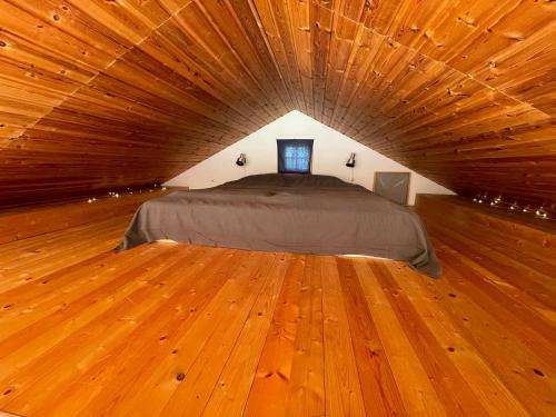 1 dormitorio grande con 1 cama en el techo de madera en Tynderösundet - Gråstugan 