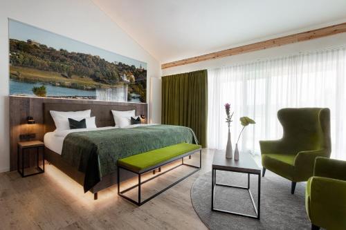 a bedroom with a bed with a green bedspread at Landhaus Grum in Hattingen