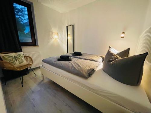 Tempat tidur dalam kamar di Apartment Sünnanbeter mit Pool für 2-4 Personen