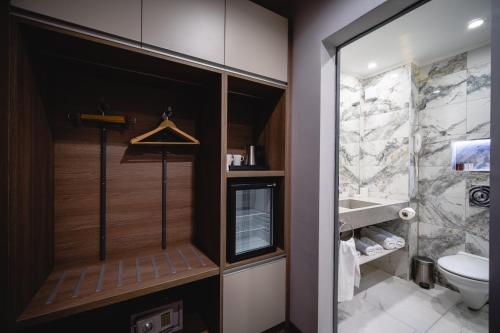 Koupelna v ubytování Saint George Hotel & Medical Spa