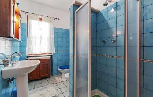 イトリにあるCASA DEL CAVALIERE con terrazza e piscinaのシャワー、洗面台、トイレ付きのバスルーム