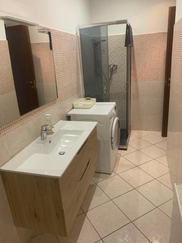 La salle de bains est pourvue d'un lavabo et d'un lave-linge. dans l'établissement Tavernola recidence, à Côme