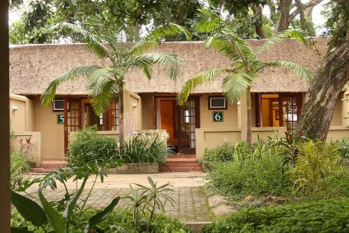 Un jardín fuera de Hotel Numbi & Garden Suites