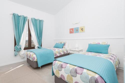 ein Schlafzimmer mit zwei Betten und einem Fenster in der Unterkunft Finca SON VADOR by Mallorca Villa Selection in Santa Margalida