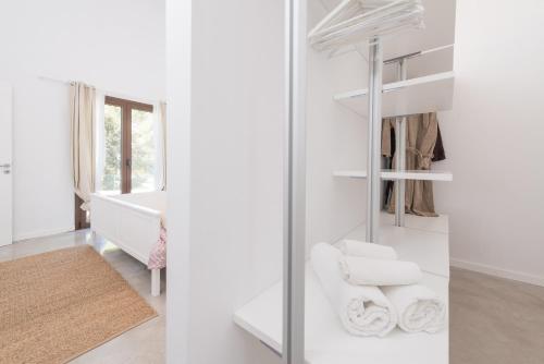 ein Badezimmer mit weißen Wänden und weißen Handtüchern in der Unterkunft Finca SON VADOR by Mallorca Villa Selection in Santa Margalida