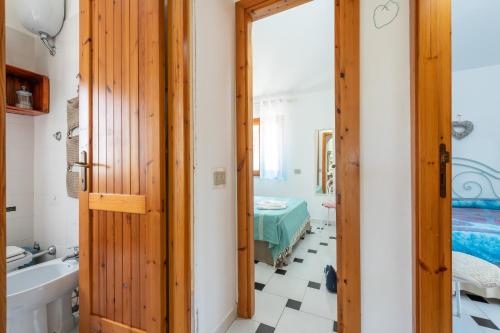 Pokój z łazienką z łóżkiem i wanną w obiekcie La Casa di Silvia w mieście Costa Rei