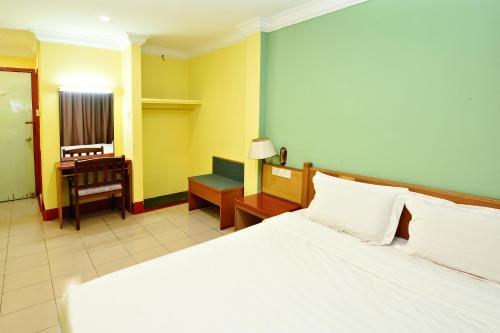 En eller flere senger på et rom på Mandarin Inn by Glex