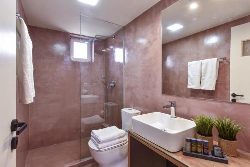 uma casa de banho com um WC, um lavatório e um chuveiro em Villa Senses em Kato Gouves