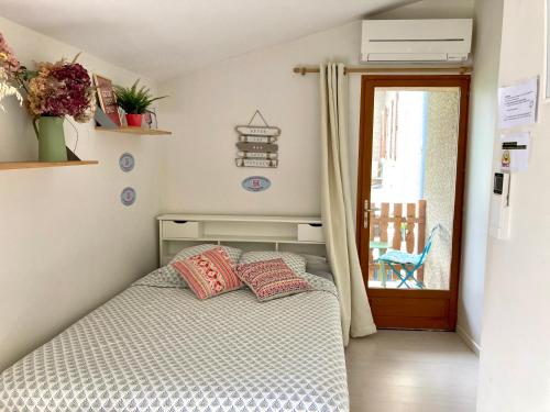 Un dormitorio con una cama con almohadas. en Le Clocher de Leonie by LPNL en Renage