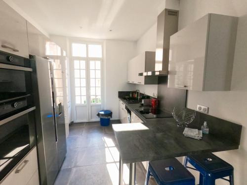 une cuisine avec un comptoir noir dans une pièce dans l'établissement SUPERBE MAISON 6 ch, 4 sdb, terrasses et billard, à Cannes