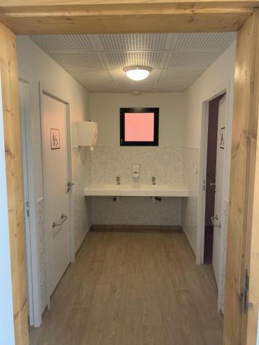 un couloir vide avec lavabo dans la chambre dans l'établissement CIS Lamourelle Centre International de Sejour, à Carcassonne
