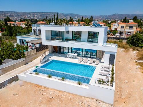 Bazén v ubytování Villa Arsinoe by Ezoria Villas nebo v jeho okolí