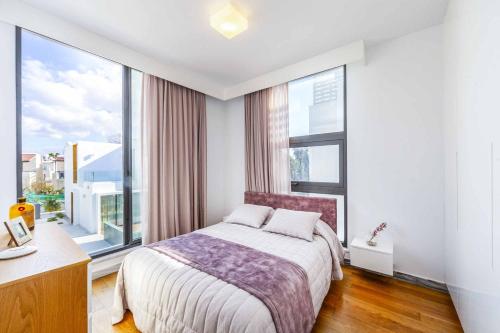 1 dormitorio con cama y ventana grande en Villa Laurus 6, en Pafos