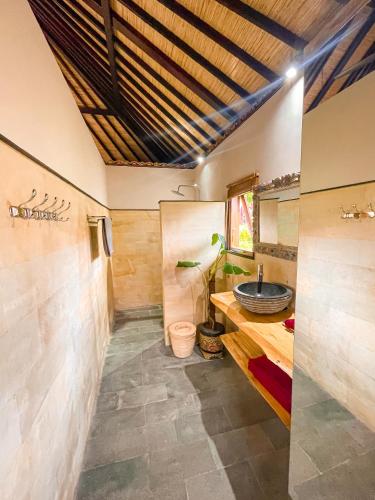 a bathroom with a sink and a mirror at Sri Lestari Banyuatis in Munduk