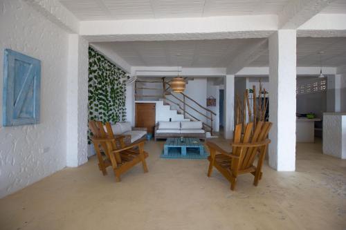 a living room with rocking chairs and a couch at Cabaña CasaMare in Rincón