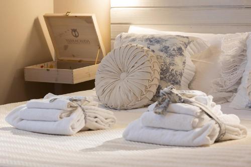 a group of towels sitting on top of a bed at La Pulcia B&B in Gradara