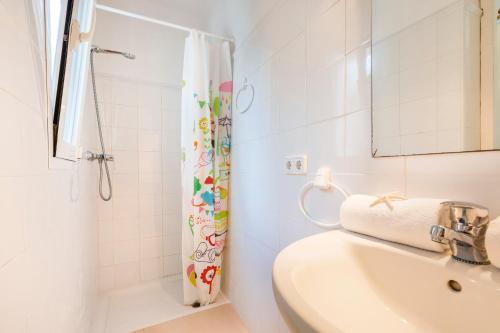 łazienka z umywalką i zasłoną prysznicową w obiekcie Villa Mar Gran w mieście Cacla D'or