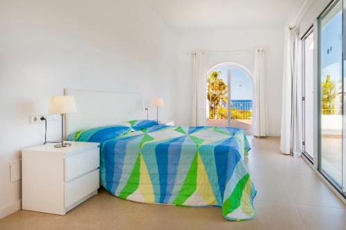 sypialnia z łóżkiem i widokiem na ocean w obiekcie Villa Mar Gran w mieście Cacla D'or