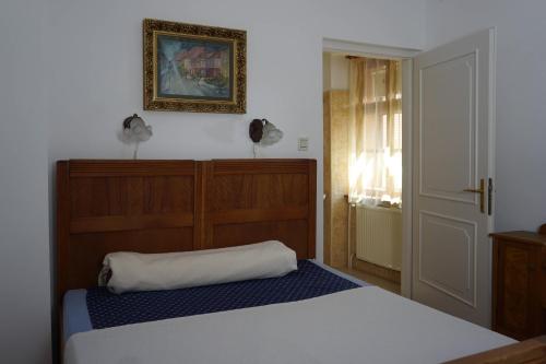 Una cama o camas en una habitación de Pont Vendégház