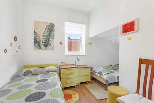 una camera con 2 letti singoli e un comò di Apartment Mariuccia with Private Pool a Vrsar