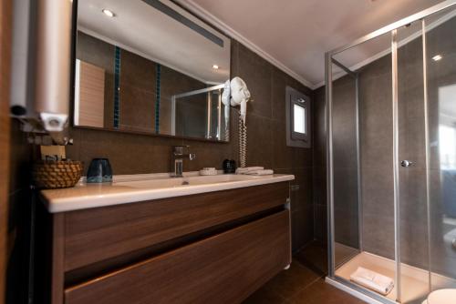A bathroom at Elanaz Hotel
