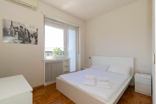 En eller flere senger på et rom på M1 Bernini Cozy & Bright Apartment