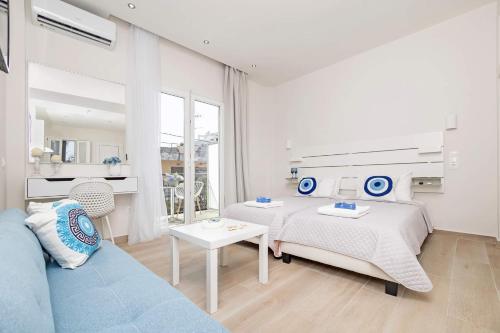 Habitación con cama, sofá y mesa. en E & G figareto apartments 5 en Kanoni