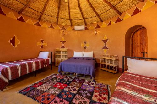 Postel nebo postele na pokoji v ubytování Ecolodge La Palmeraie