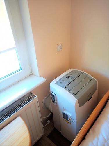 a small room with a printer and a window at Przytulny domek w Człuchowie in Człuchów