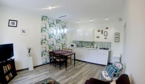 Televízia a/alebo spoločenská miestnosť v ubytovaní Apartamenty EverySky - Konstytucji 3 Maja 55